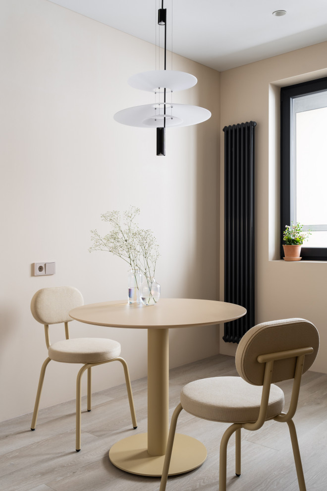 Foto di una piccola sala da pranzo aperta verso il soggiorno contemporanea con pareti beige, pavimento in vinile, nessun camino e pavimento grigio