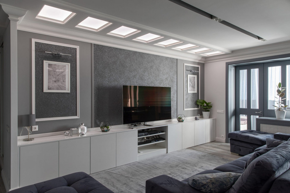 Idée de décoration pour un grand salon tradition ouvert avec un mur blanc, sol en stratifié, un téléviseur indépendant, un sol gris et éclairage.