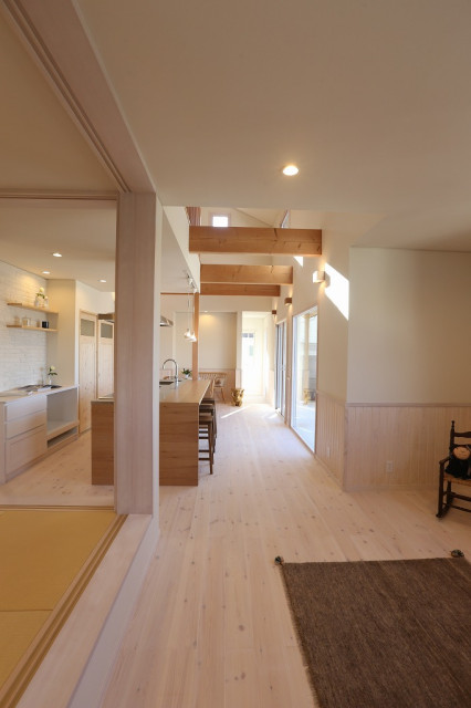吹き抜けに響く家族の語らい shabby-chic-style-wohnbereich