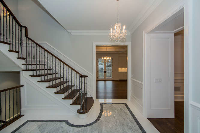 Transitional staircase photo in Toronto