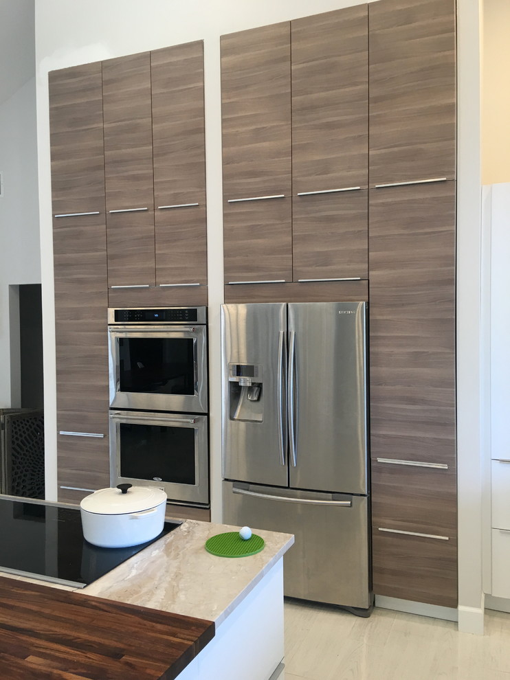 Example of a minimalist kitchen design in Miami