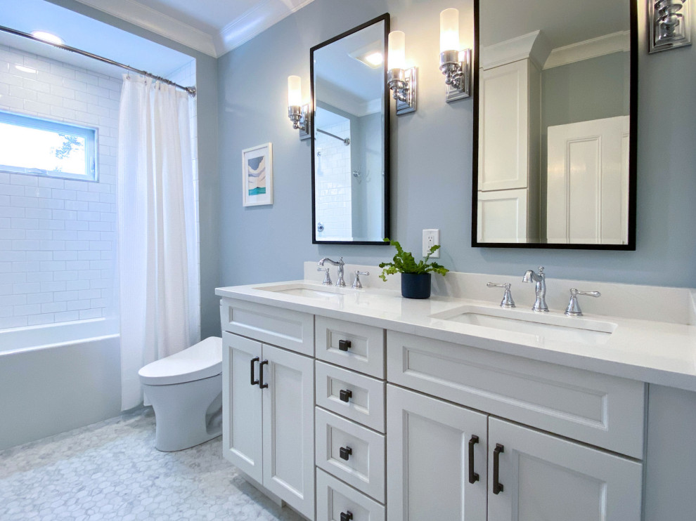 Источник вдохновения для домашнего уюта: главная ванная комната в классическом стиле с фасадами в стиле шейкер, белыми фасадами, ванной в нише, душем над ванной, биде, белой плиткой, плиткой кабанчик, синими стенами, полом из мозаичной плитки, врезной раковиной, столешницей из искусственного кварца, серым полом, шторкой для ванной, белой столешницей, нишей, тумбой под две раковины и встроенной тумбой