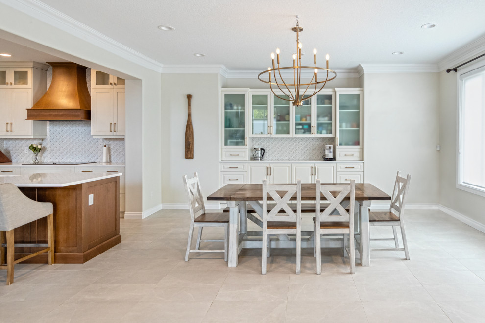На фото: кухня-столовая среднего размера в классическом стиле с белыми стенами, полом из керамической плитки и белым полом с