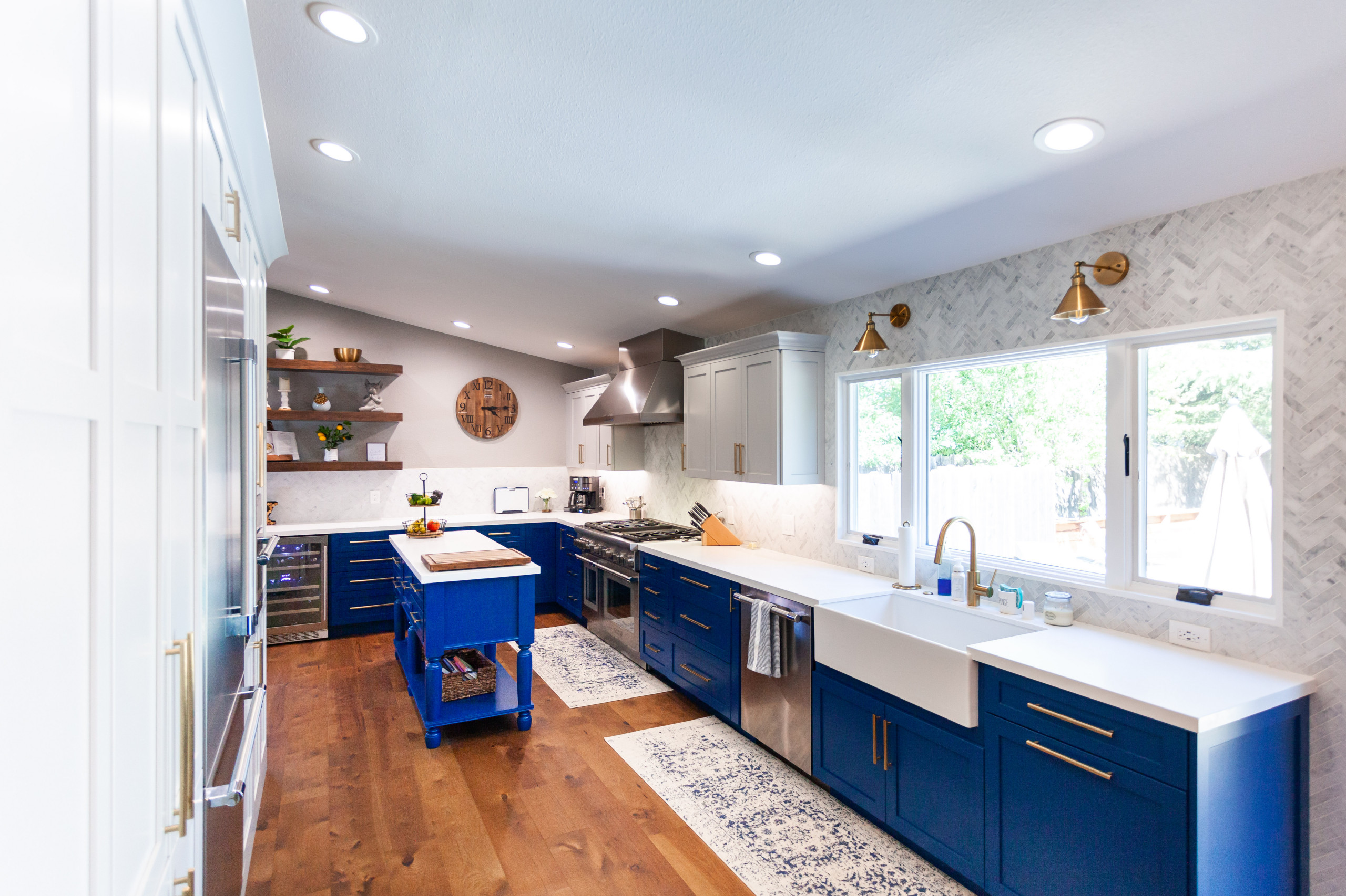 Stunning Kitchen w Blue Island