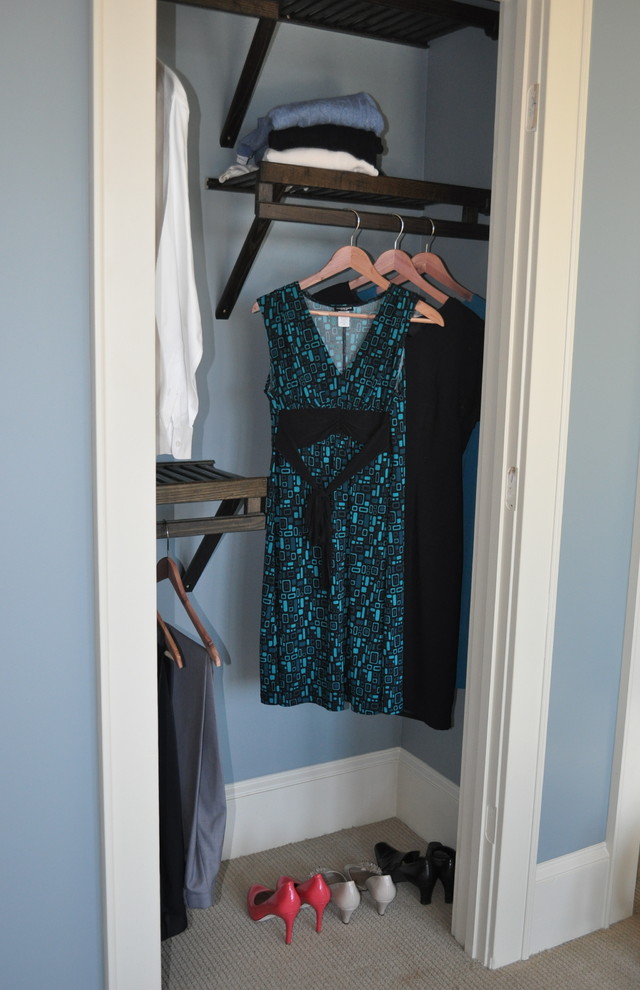 Photo of a small modern gender-neutral built-in wardrobe in Raleigh with carpet.