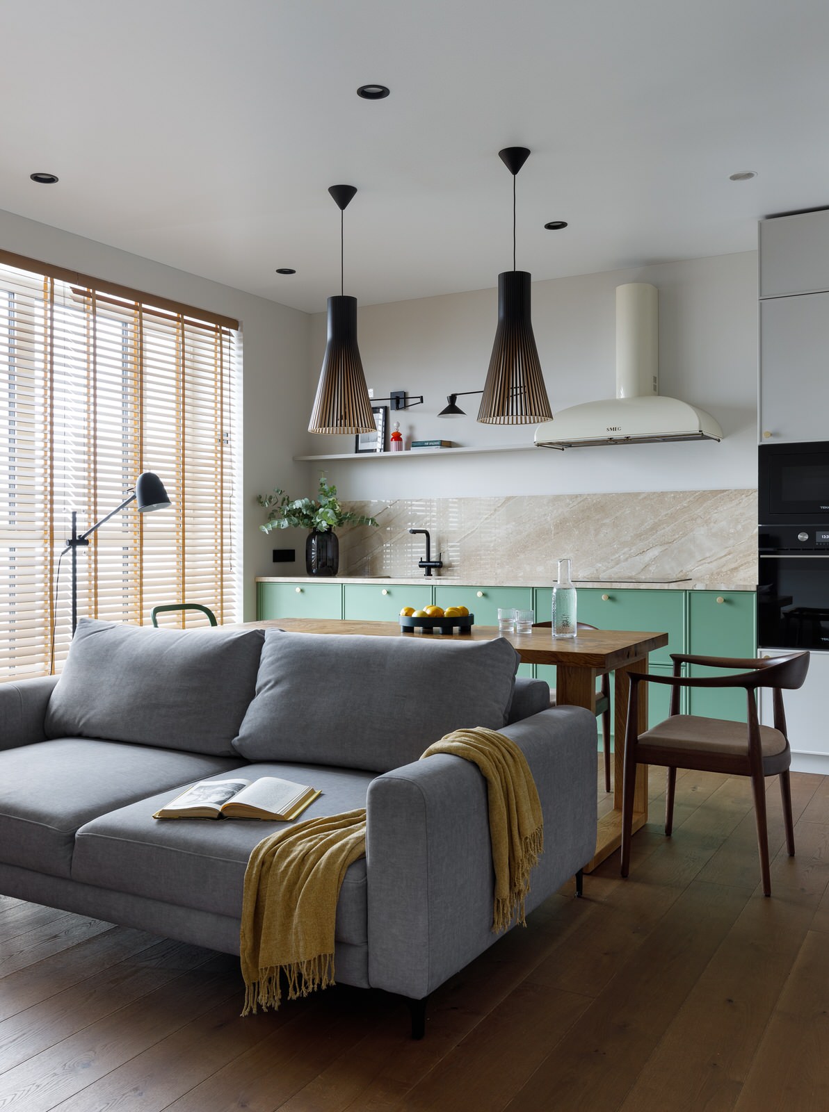 Квартира с панорамными окнами для семьи врачей