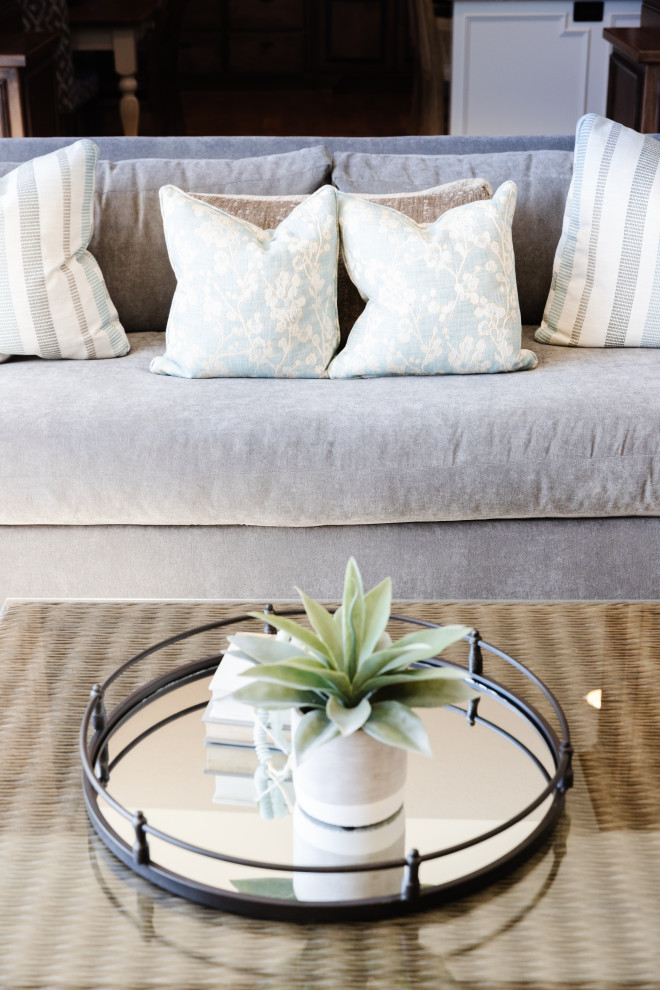 Example of a transitional home design design in Minneapolis