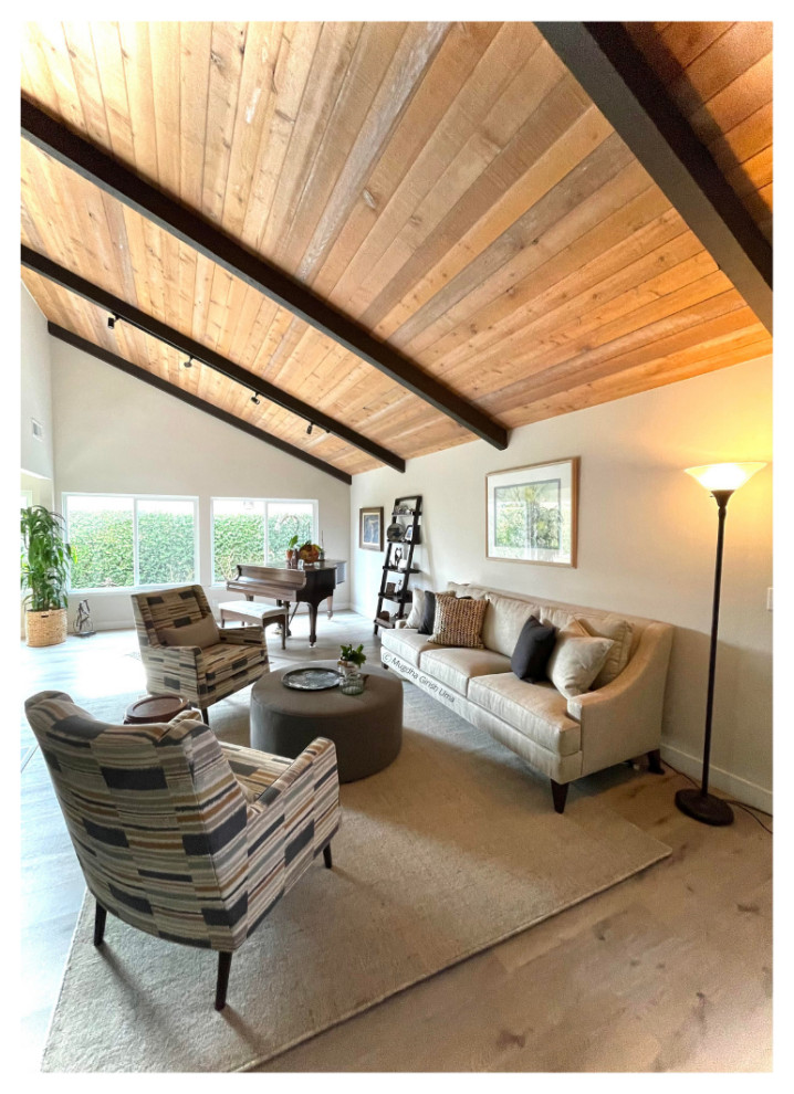 Cette photo montre un salon tendance de taille moyenne et ouvert avec un mur blanc, un sol en contreplaqué, une cheminée standard, un manteau de cheminée en brique, un sol multicolore et un plafond en bois.
