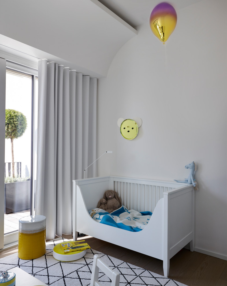 Foto de habitación de bebé niño abovedada contemporánea pequeña con paredes blancas, suelo de madera clara y suelo gris