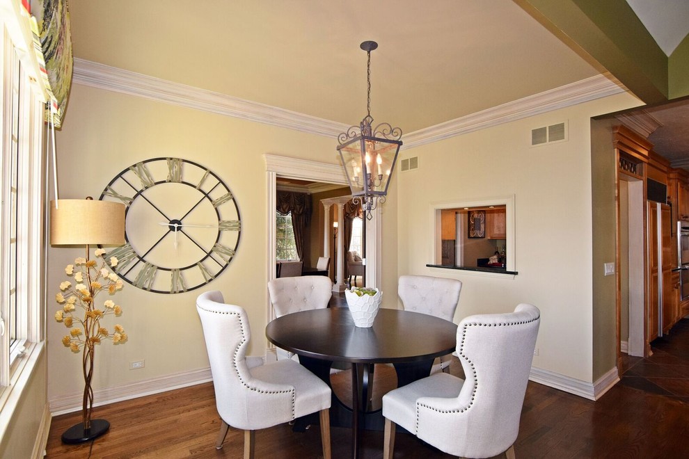 Example of a classic dining room design in Chicago