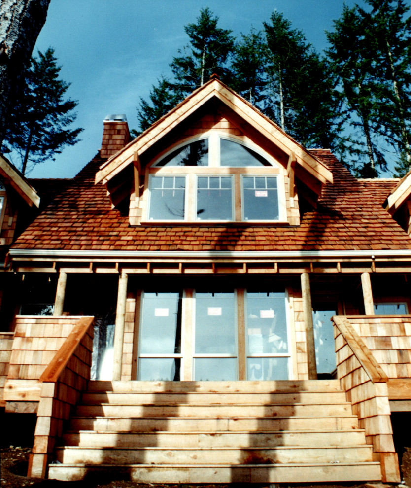 Example of a mountain style home design design in Seattle