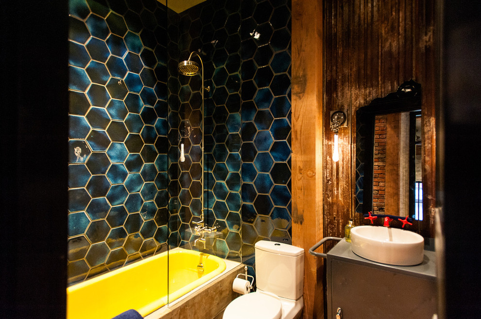 Источник вдохновения для домашнего уюта: ванная комната в стиле лофт с настольной раковиной, накладной ванной и раздельным унитазом