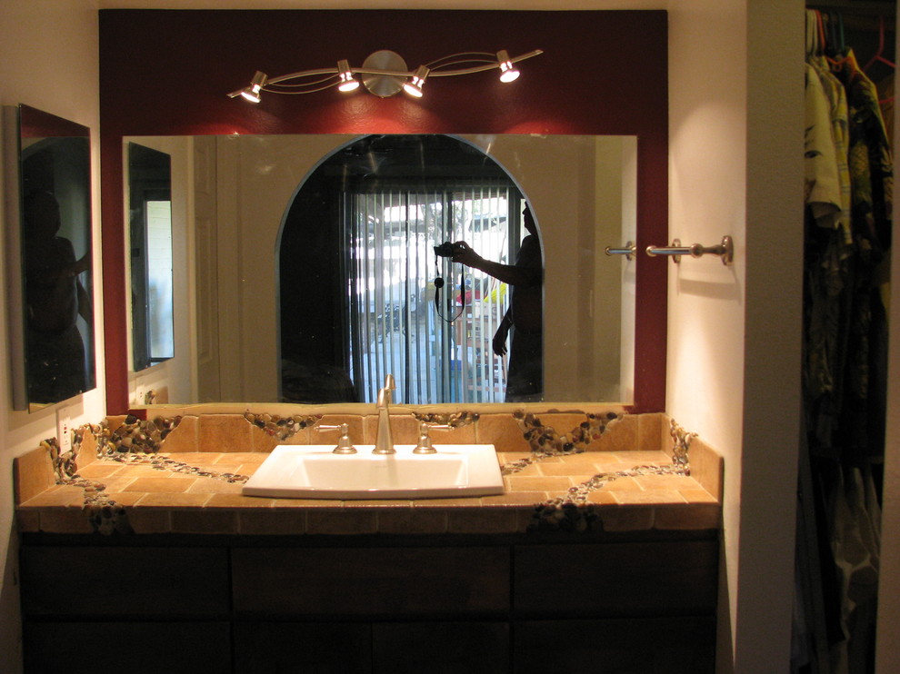 Transitional home design photo in Phoenix