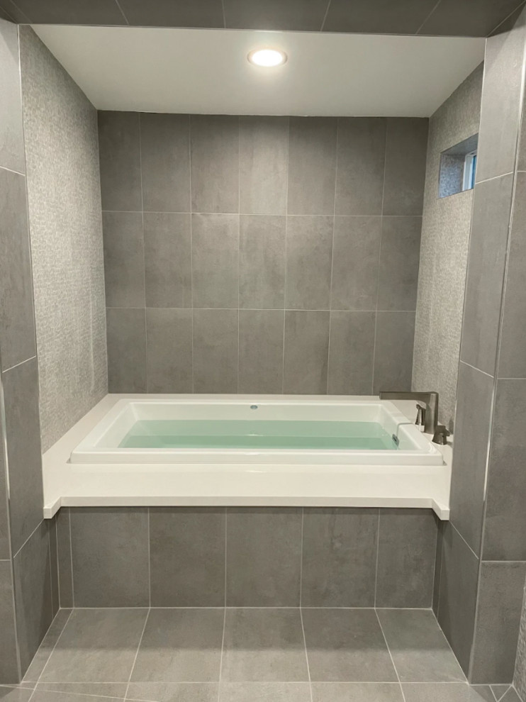 Cette photo montre une salle de bain principale moderne de taille moyenne avec une douche à l'italienne, WC à poser, un sol en carrelage de porcelaine, un plan de toilette en quartz modifié, un sol gris et aucune cabine.