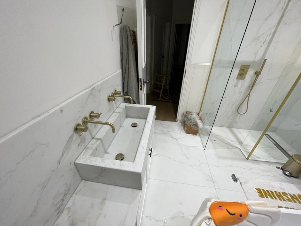 Cette photo montre une salle de bain rétro.