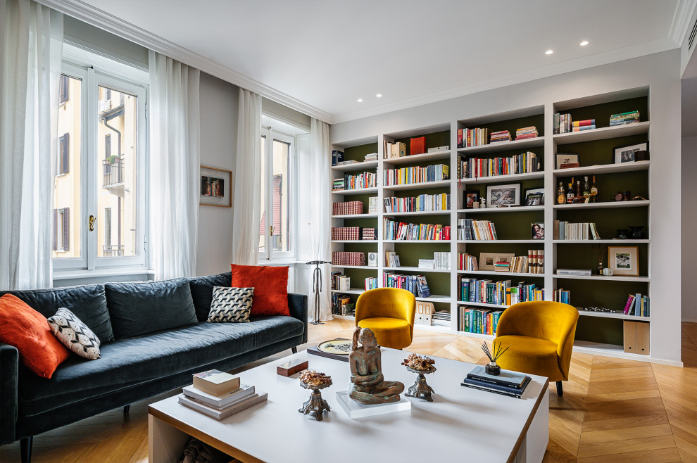Immagine di un soggiorno design con pareti bianche e pavimento beige