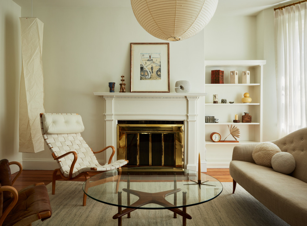 Immagine di un soggiorno minimalista di medie dimensioni con pareti bianche, parquet chiaro, camino classico e cornice del camino in legno