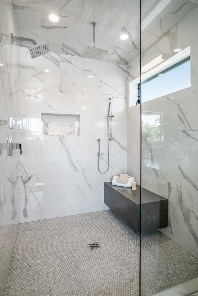 This is an example of a contemporary bathroom in Los Angeles.