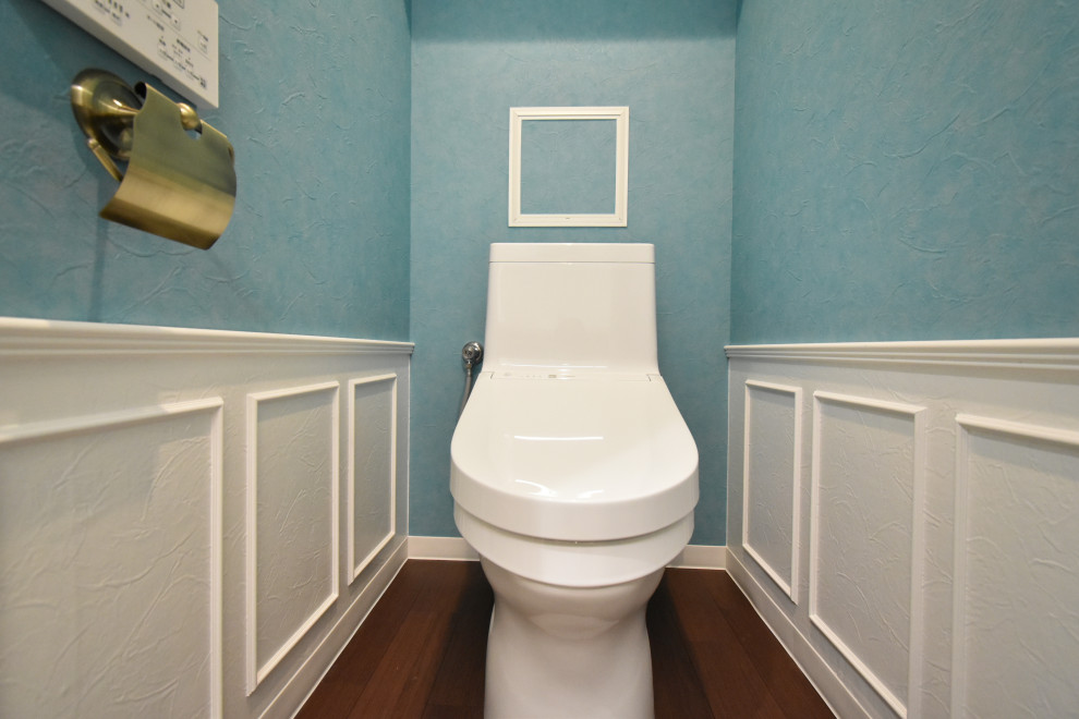 Cette image montre un WC et toilettes vintage.