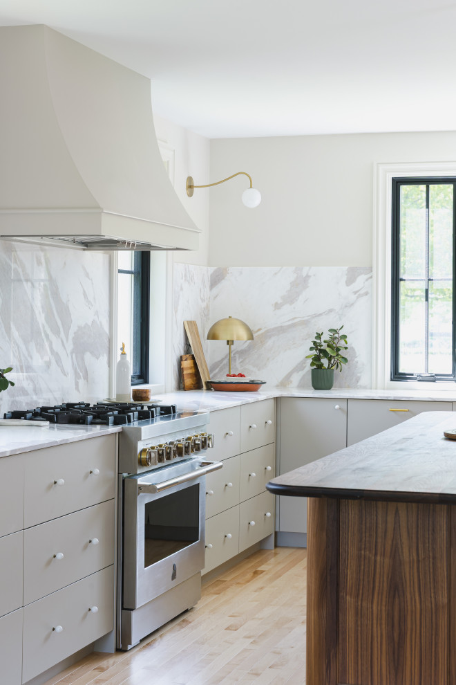 Transitional kitchen photo in Ottawa