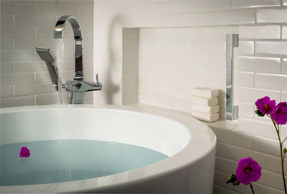 Ejemplo de cuarto de baño minimalista pequeño con bañera japonesa, combinación de ducha y bañera, baldosas y/o azulejos blancos, baldosas y/o azulejos de porcelana, paredes blancas y suelo de piedra caliza