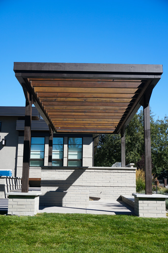 Photo of a transitional landscaping in Denver.