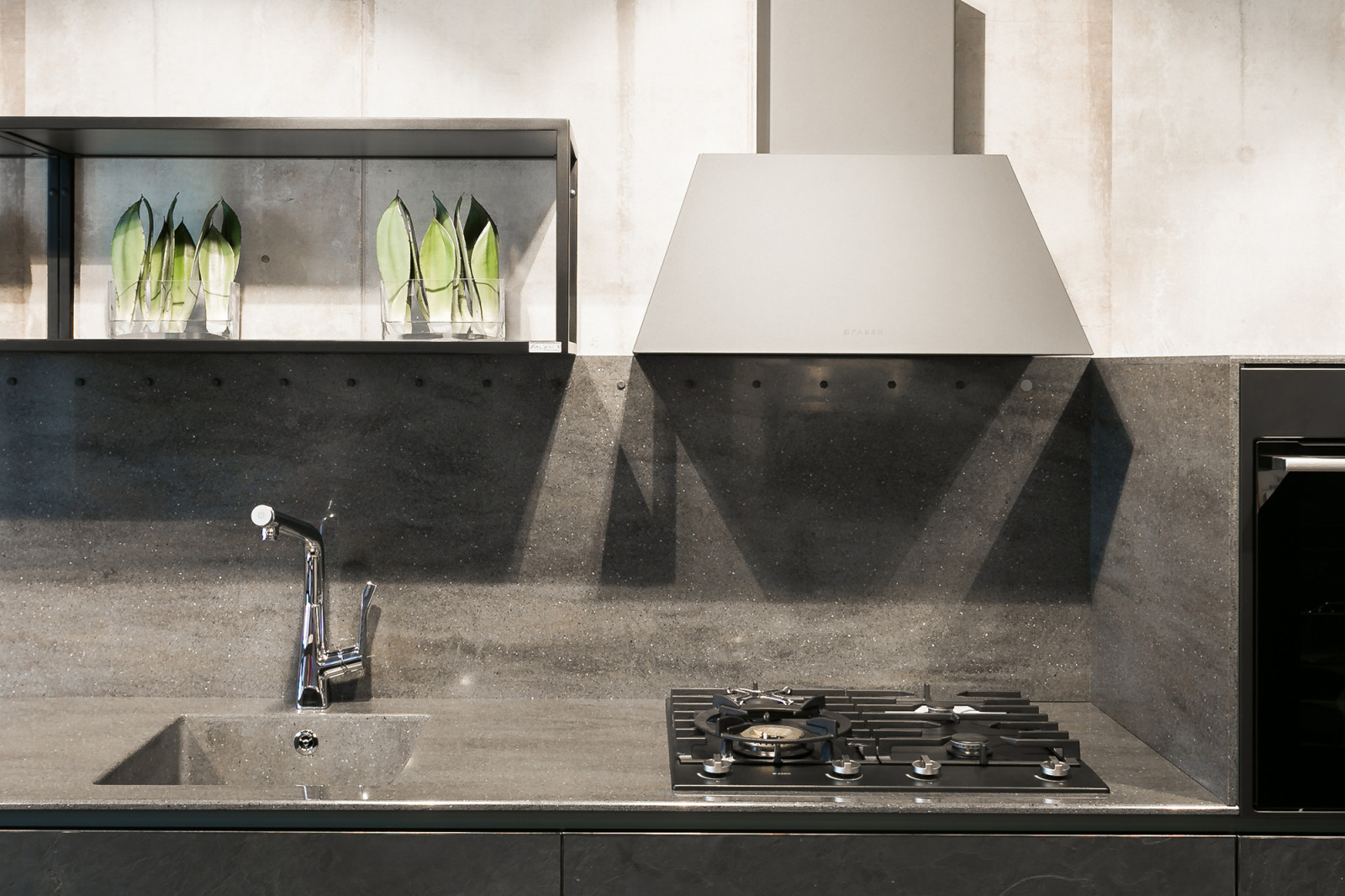 Кухня в контрастных тонах