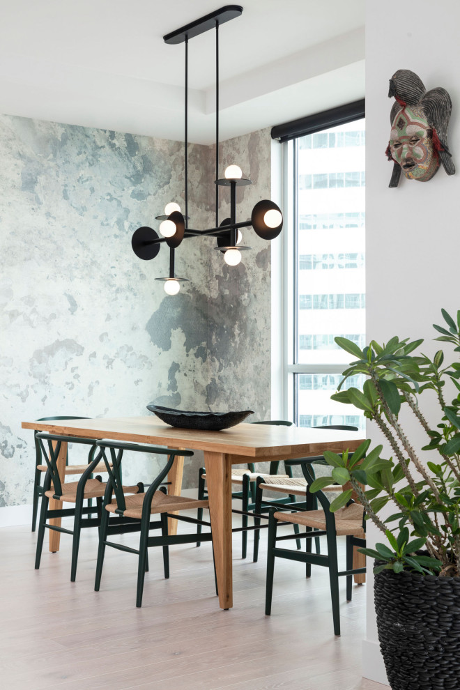 Immagine di una sala da pranzo aperta verso il soggiorno design di medie dimensioni con pareti con effetto metallico, parquet chiaro, pavimento bianco e carta da parati