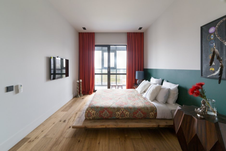 Aménagement d'une chambre parentale asiatique de taille moyenne avec un mur vert, un sol en bois brun, un sol beige, différents designs de plafond et différents habillages de murs.
