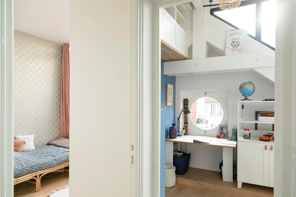 Aménagement d'une chambre d'enfant de taille moyenne avec parquet clair et un sol beige.