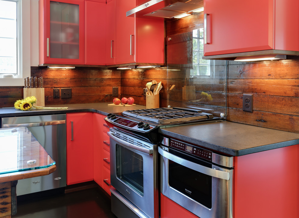Photo of a small country l-shaped open plan kitchen in Raleigh with a single-bowl sink, flat-panel cabinets, red cabinets, granite benchtops, brown splashback, stainless steel appliances, dark hardwood floors, with island and glass sheet splashback.