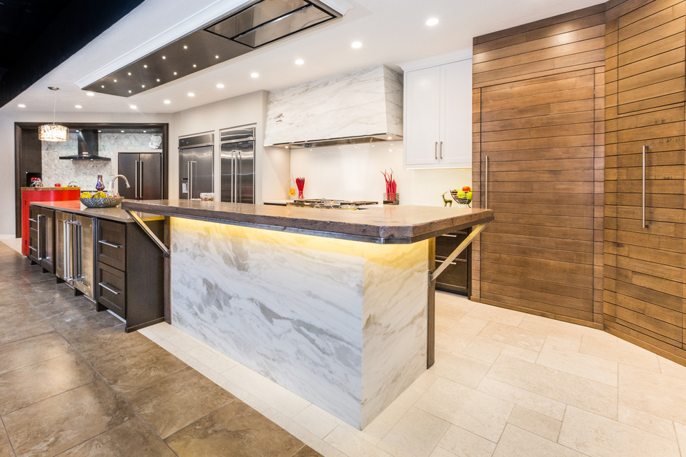 Transitional home design photo in Albuquerque