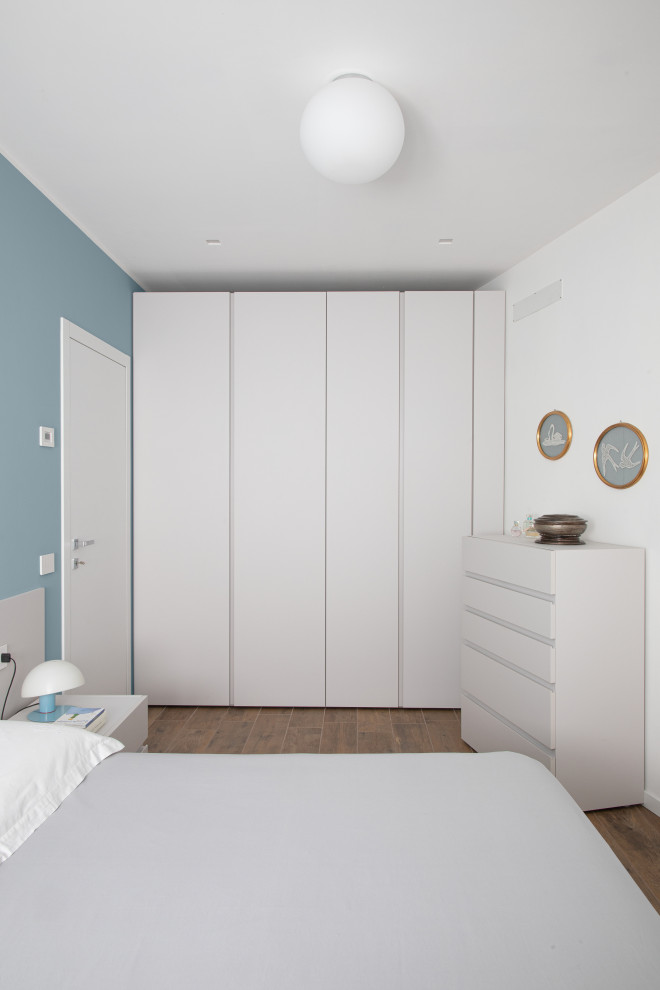 Großes Modernes Hauptschlafzimmer ohne Kamin mit bunten Wänden, Porzellan-Bodenfliesen, braunem Boden, eingelassener Decke und vertäfelten Wänden in Mailand