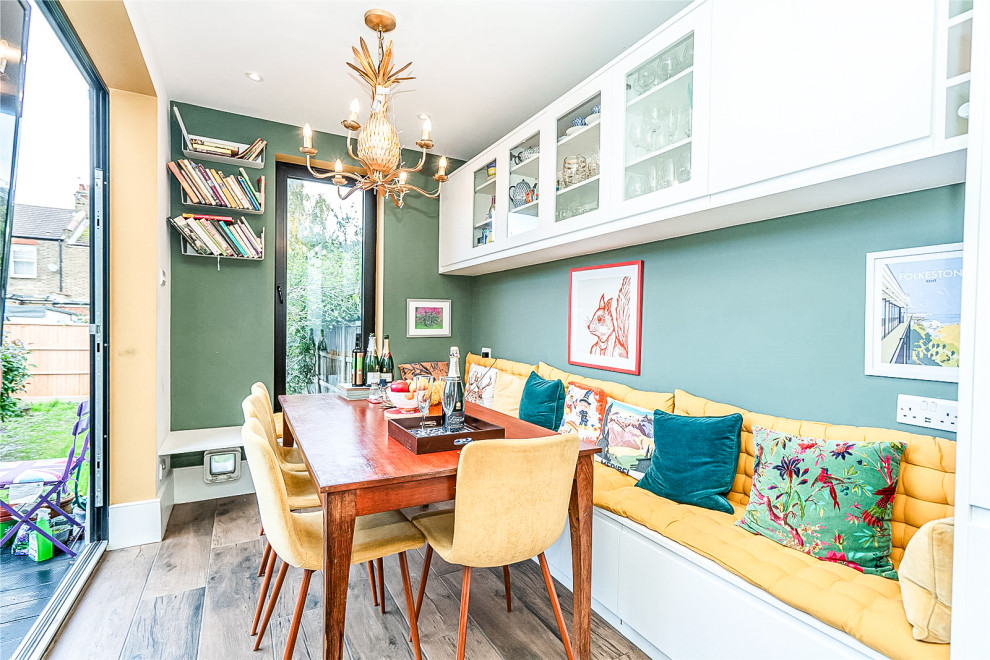 Идея дизайна: маленькая кухня-столовая в современном стиле с зелеными стенами и коричневым полом без камина для на участке и в саду