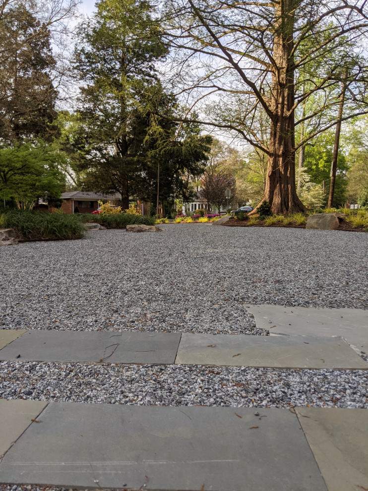 На фото: участок и сад среднего размера на переднем дворе в восточном стиле с полуденной тенью и покрытием из гравия с