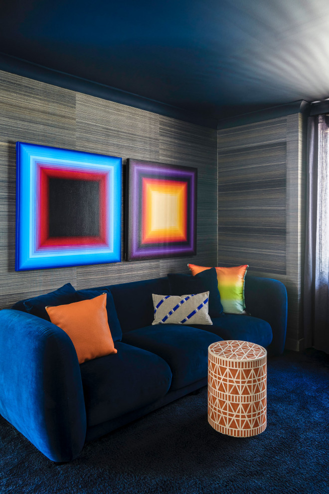На фото: изолированный домашний кинотеатр среднего размера в современном стиле с синими стенами, ковровым покрытием, мультимедийным центром и синим полом с