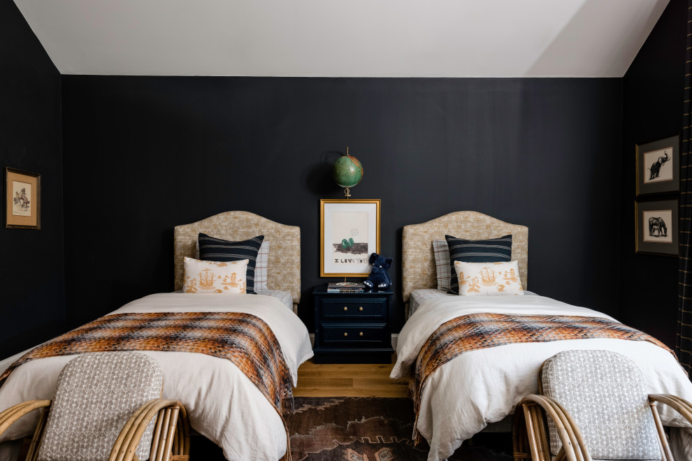 Immagine di una cameretta da letto country con pareti nere