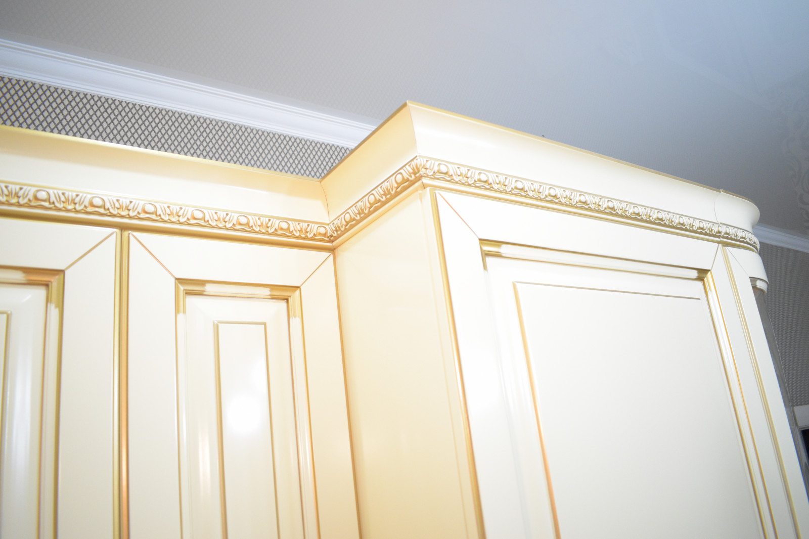 Кухня ЭКО из массива бука с золотой патиной