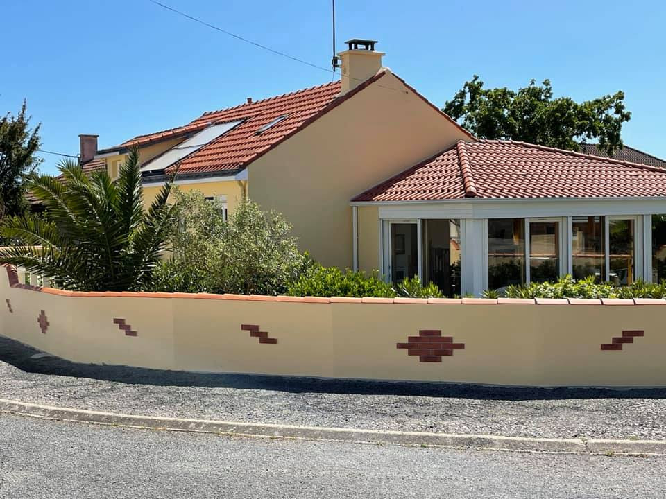Expansive and yellow mediterranean bungalow detached house in Nantes with a tiled roof and a red roof.