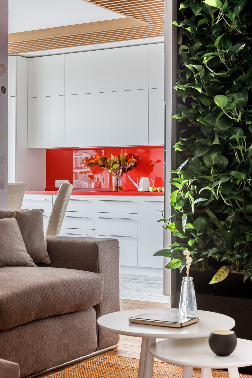 Квартира с фито-стеной и яркими акцентами в Москве