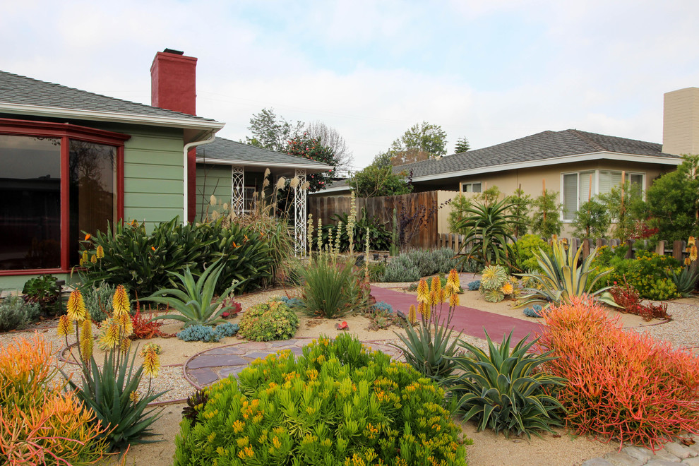 Photo of a small eclectic front yard partial sun xeriscape for summer in Los Angeles with a garden path and gravel.