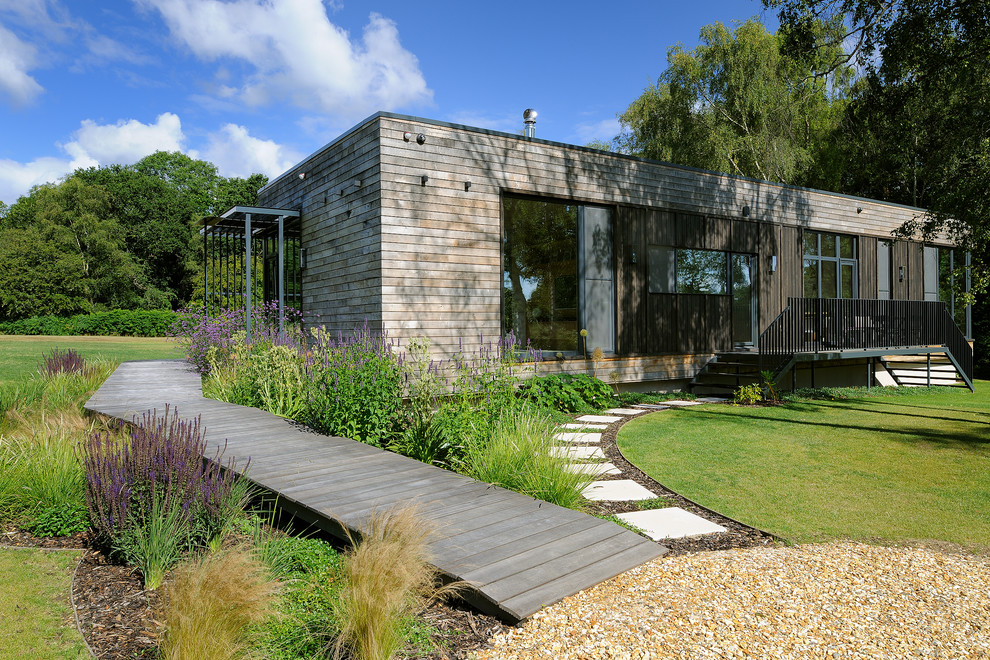 Photo of a contemporary exterior in Hampshire.