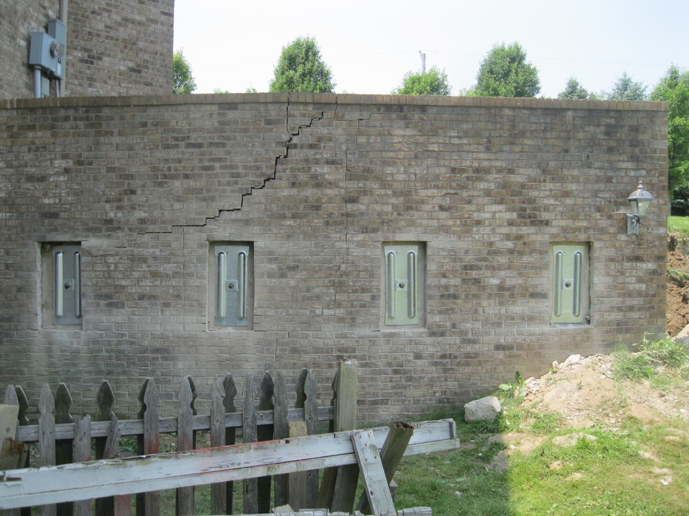 Retaining wall waterproof & brace