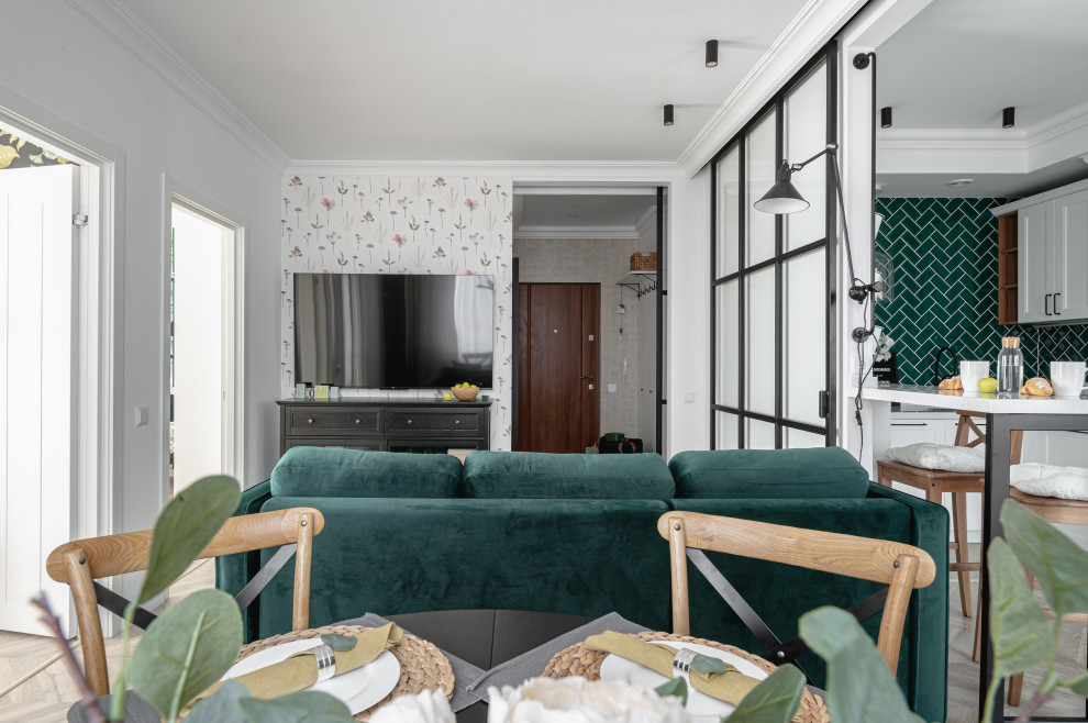 Idee per un piccolo soggiorno nordico con pavimento in laminato e TV a parete