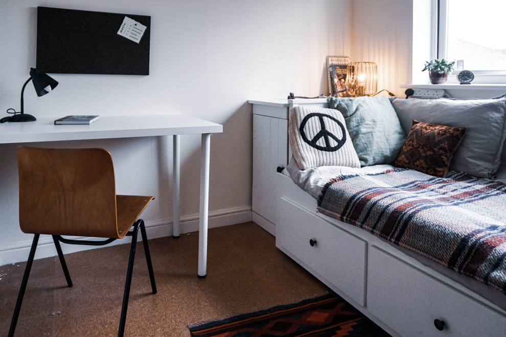 Kleines Gästezimmer mit beiger Wandfarbe, Korkboden und braunem Boden in London
