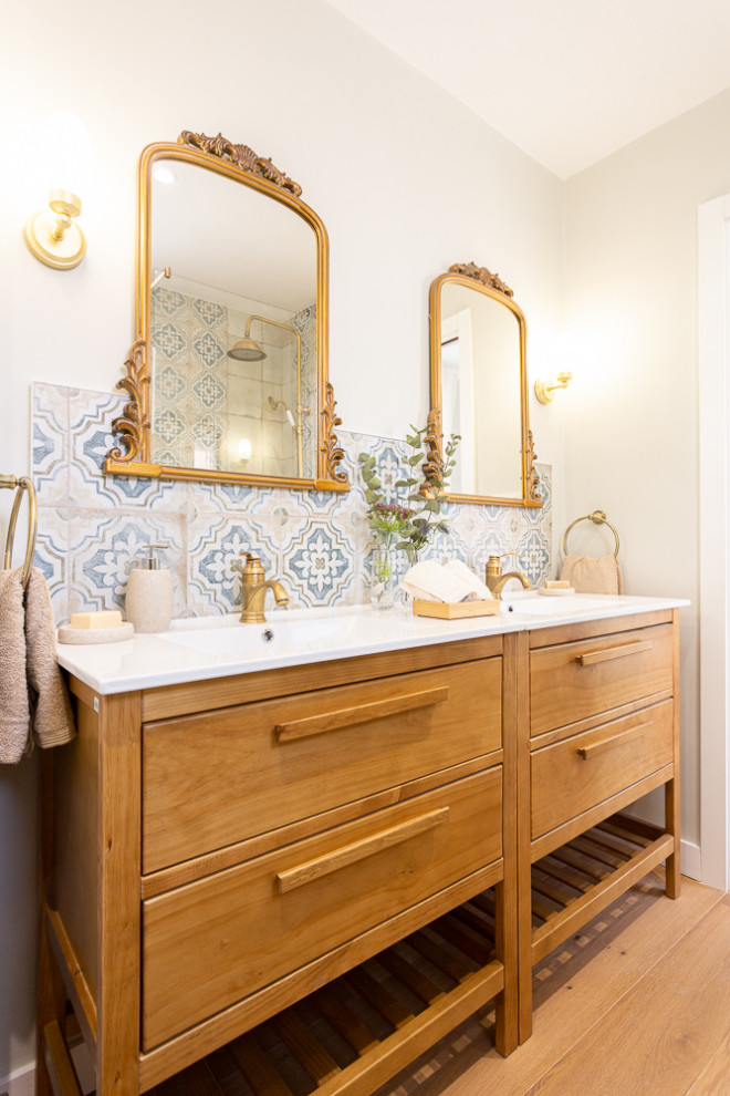 Inspiration pour une salle de bain principale traditionnelle en bois brun de taille moyenne avec une douche à l'italienne, un carrelage bleu, un mur blanc, un sol en carrelage de céramique et meuble double vasque.