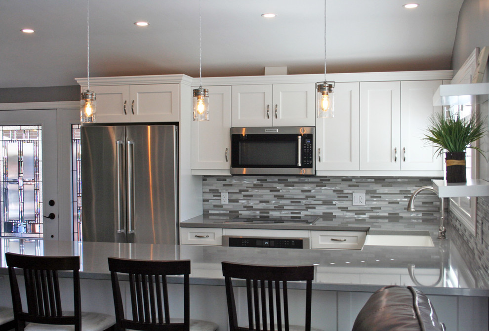 Transitional kitchen photo in Toronto