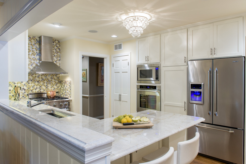 Kitchen - transitional kitchen idea in Dallas