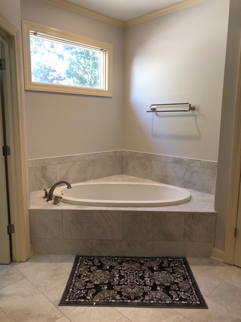 Mid-sized transitional gray tile porcelain tile corner bathtub photo with shaker cabinets, dark wood cabinets, a two-piece toilet, an undermount sink, quartzite countertops and a hinged shower door