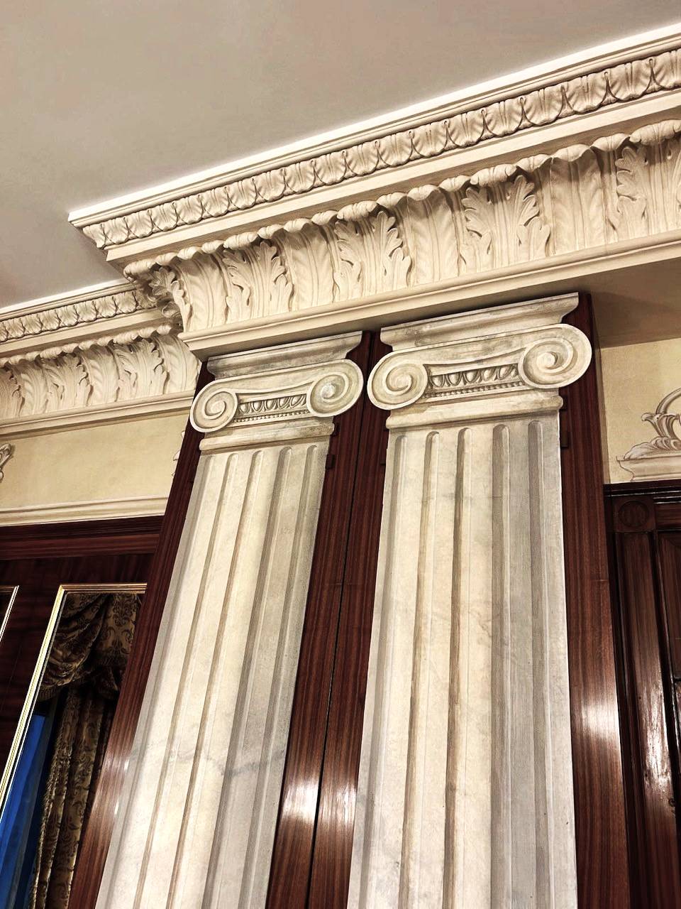 Réalisation des colonnes en trompe l'oeil style ionique en marbre gris veinés.